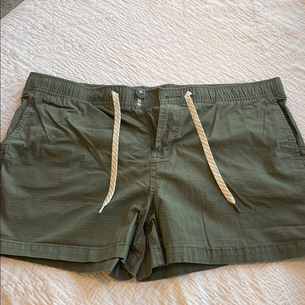 Vuori Sage Green Women's Cargo Shorts XL